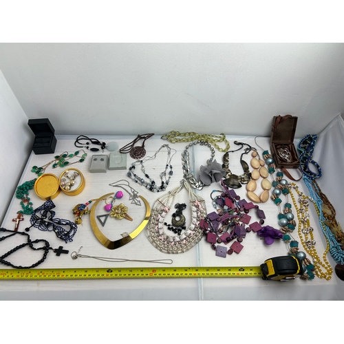 183 - Large quantity of Costume Jewellery