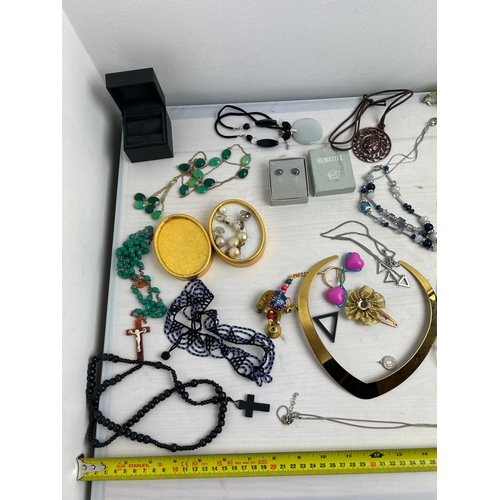 183 - Large quantity of Costume Jewellery