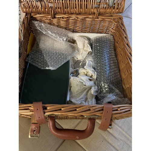 10 - Picnic Set in Basket