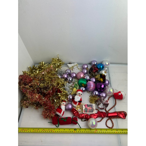 57 - Quantity of Christmas decorations