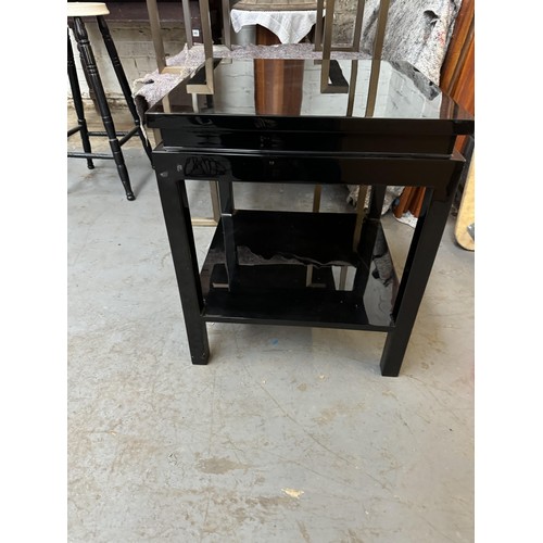 251 - Side Table, High gloss