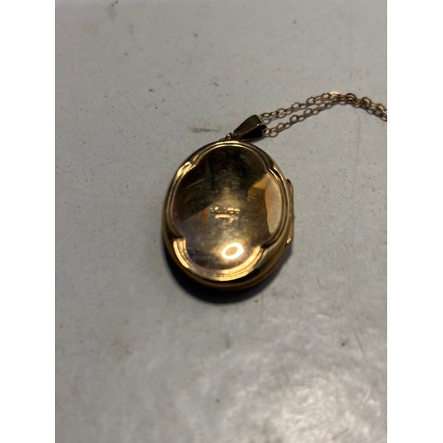 31 - 9kt gold locket
Total weight inc chain 5.3g