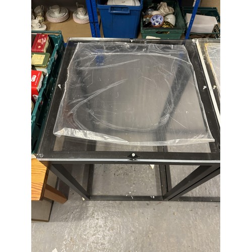 400 - Metal Frame Plinth with Perspex top (ex prop)