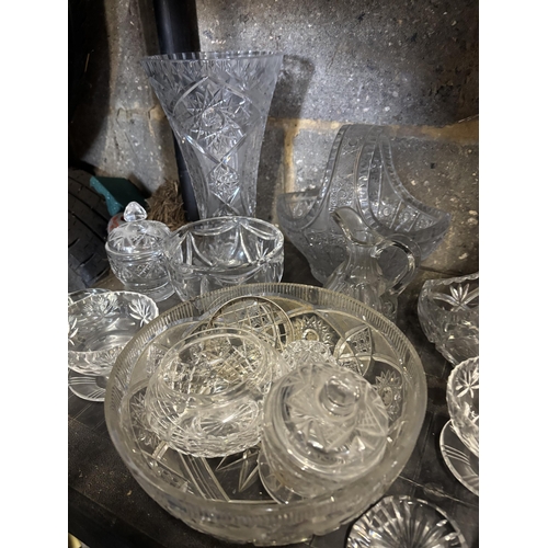 29 - Shelf full of crystal glass ware
PLEASE NOTE NOT POSTABLE