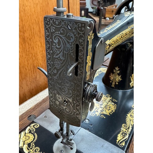 120 - Singer Handcrank Sewing Machine #V386046