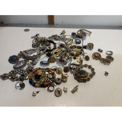 221 - Qty of costume jewellery