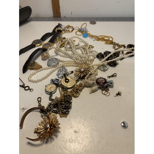 70 - Qty of costume jewellery