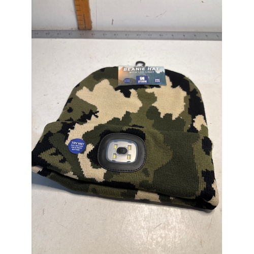 68 - New men’s beanie hat with LED light