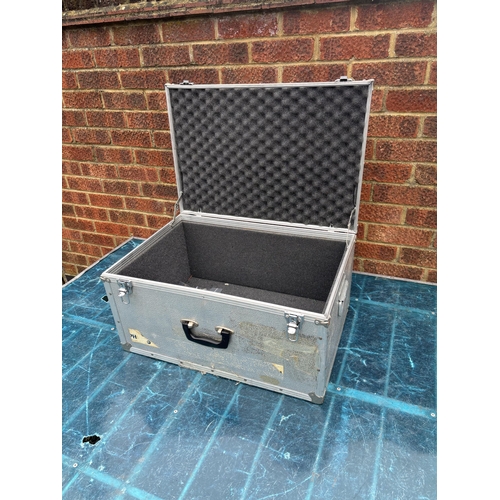 1 - Large flight case with key
PLEASE NOTE NOT POSTABLE