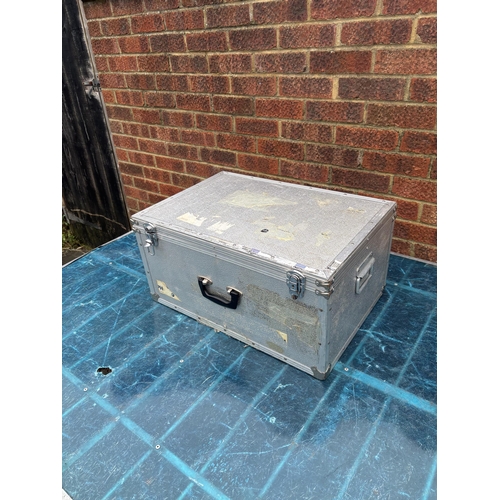 1 - Large flight case with key
PLEASE NOTE NOT POSTABLE