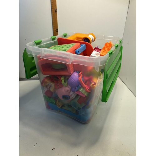 34 - Box of kid's Playdoh items