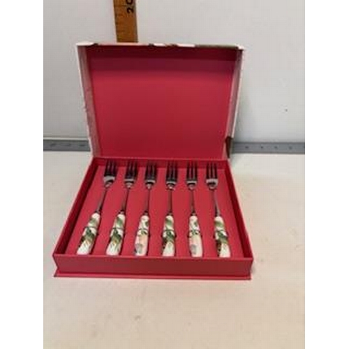 348 - 6 new royal worcester forks