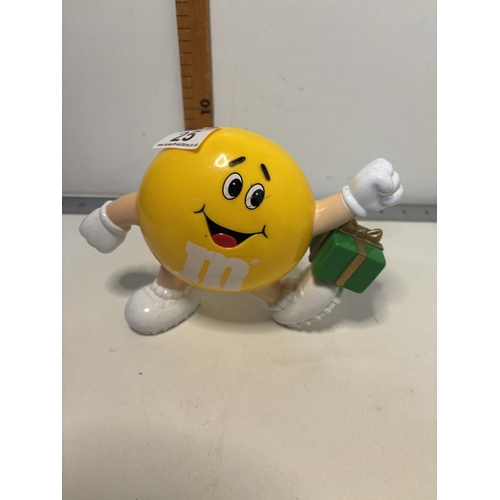 25 - M&M figure