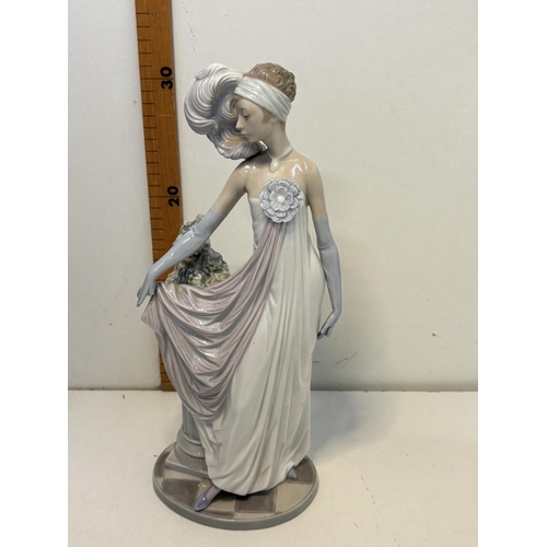 14 - Lladro figure
AS FOUND-few fingers missing