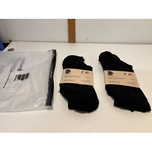 34 - X4 pairs of trainer socks