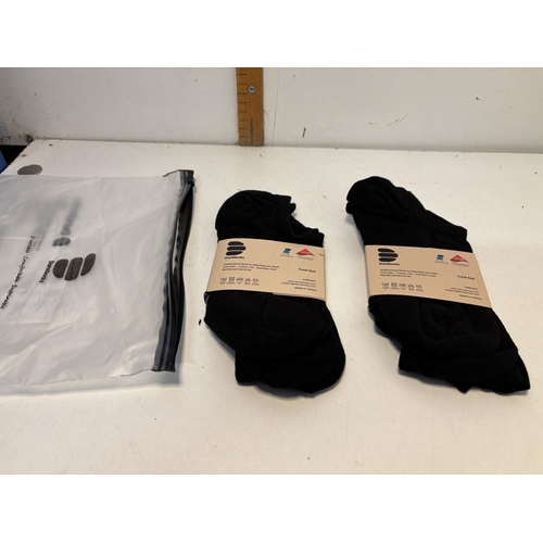 37 - X4 pairs of trainer socks