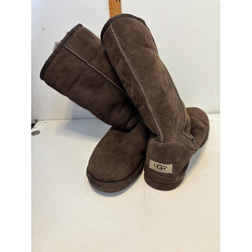 76 - UGGS size UK 5.5