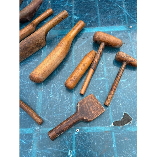 104 - Vintage lead dressing tools, wooden handles.