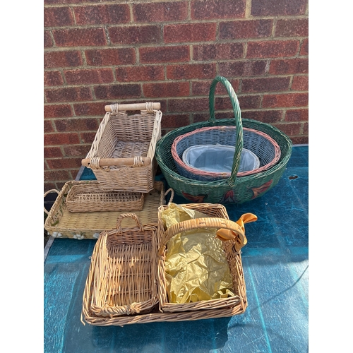 86 - Woven wicker baskets, varying sizes, colors, and designs, including a green decorative basket with f... 