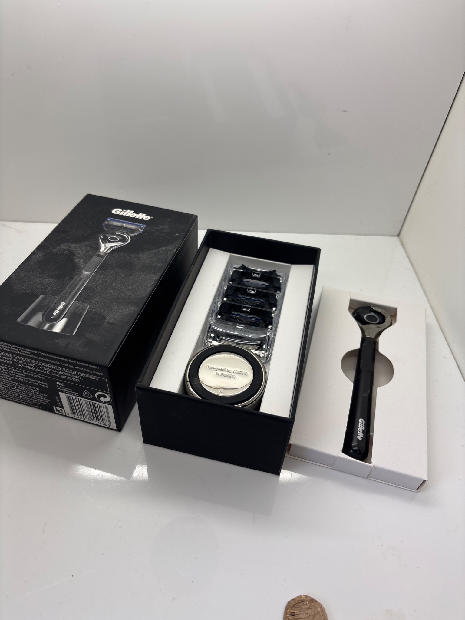 Gillette razor set with blades and packaging included.