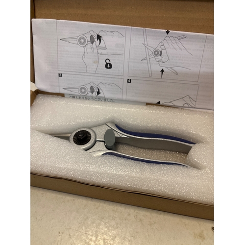 171 - Amazon Basics straight fruit shears with foam packaging and instructions.