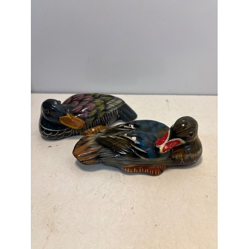 94 - Ceramic ducks, multicolored, in good condition.