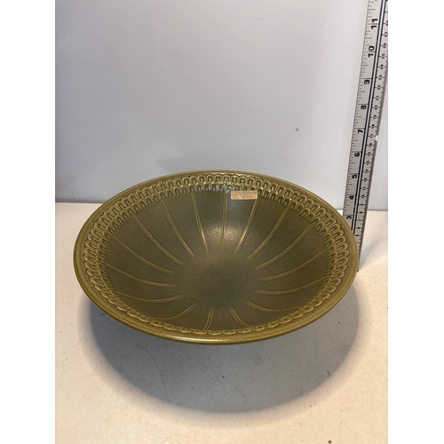 40 - Wedgwood oven-to-tableware plate with stamped detail 1960s not postable.