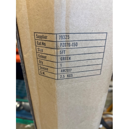 118 - 5FT green artificial tree in box. G.W. 2.5 kg.