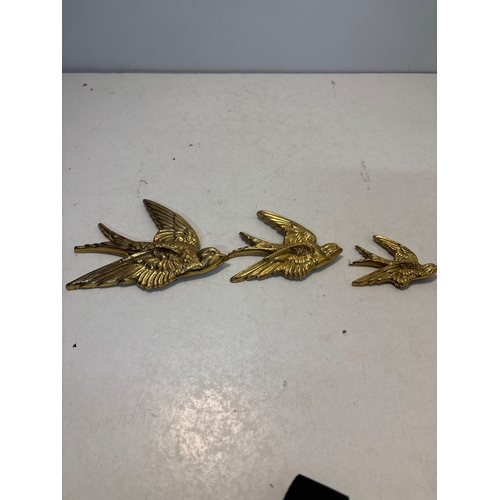96 - Three decorative brass bird figures, wall-mountable and made from metal. Includes varying sizes with... 