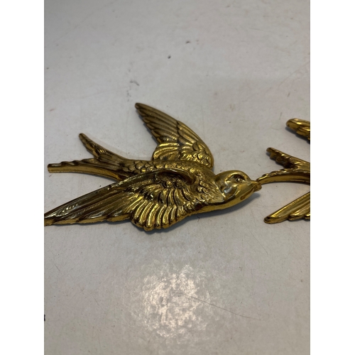 96 - Three decorative brass bird figures, wall-mountable and made from metal. Includes varying sizes with... 