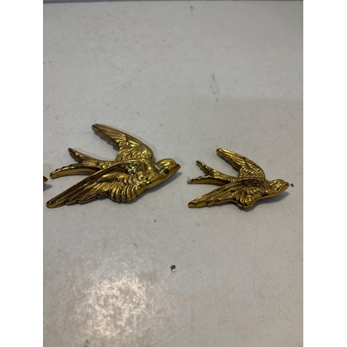 96 - Three decorative brass bird figures, wall-mountable and made from metal. Includes varying sizes with... 