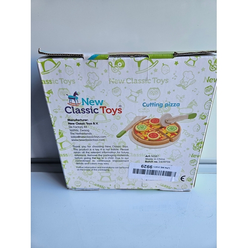 281 - Wooden Cutting Pizza Toy. New