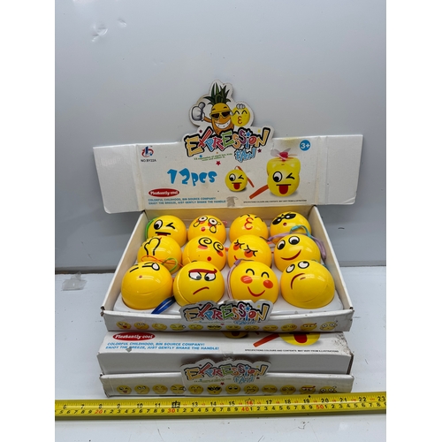 224 - 24pcs Wind up Emoji Toy fans