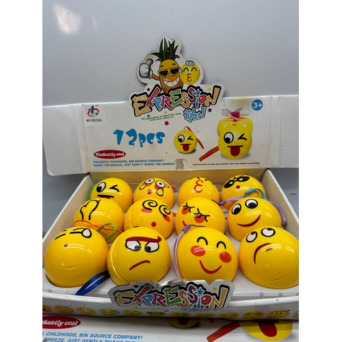 224 - 24pcs Wind up Emoji Toy fans