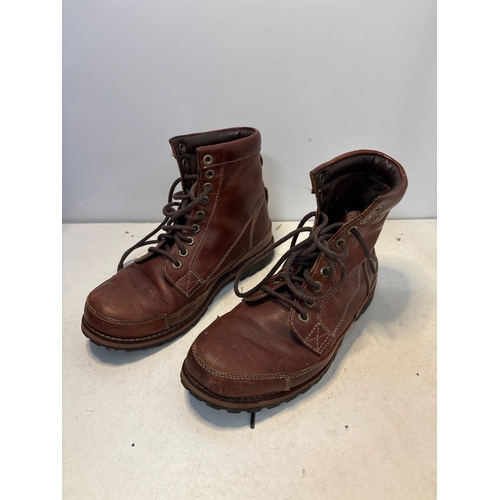 199 - Brown leather Timberland boots with lace-up design. Features embossed Timberland tree logo. Shows si... 