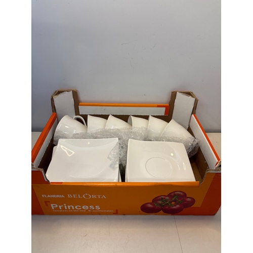 28 - Maxwell Williams porcelain dinnerware not postable.