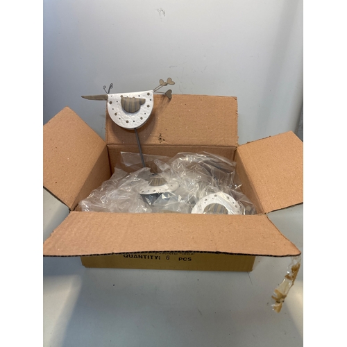 92 - Metal chickenx x 6