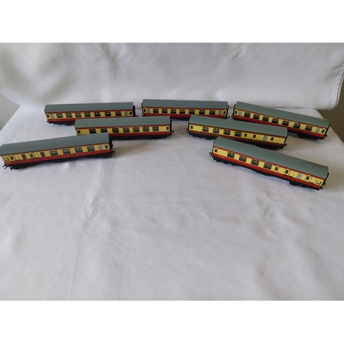 99 - 7 vintage Hornby Dublo OO Gauge tinplate railway coaches,