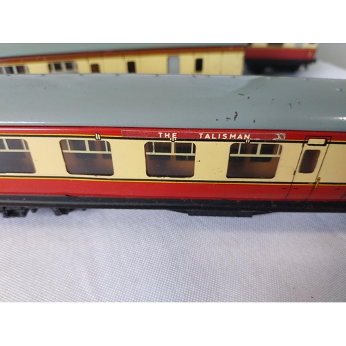99 - 7 vintage Hornby Dublo OO Gauge tinplate railway coaches,