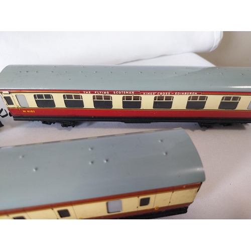 99 - 7 vintage Hornby Dublo OO Gauge tinplate railway coaches,