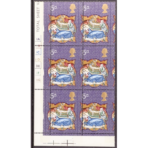 635 - GB.ELIZABETH II 1970 CHRISTMAS 5d SG 839, corner cylinder block of six, showing large misperf, never... 