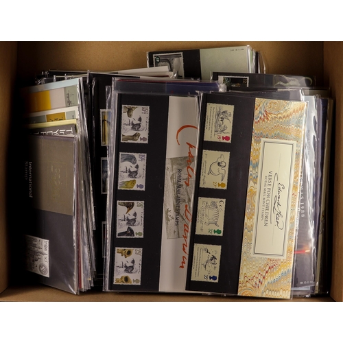 644 - GB.ELIZABETH II 1980 - 1994 PRESENTATION PACKS. A complete run beginning with 'London 1980' (PP99) a... 