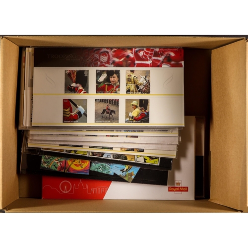 708 - GB.ELIZABETH II SMALL SELECTION OF PRESENTATION PACKS. Mainly from 2005. Some duplication. Face valu... 