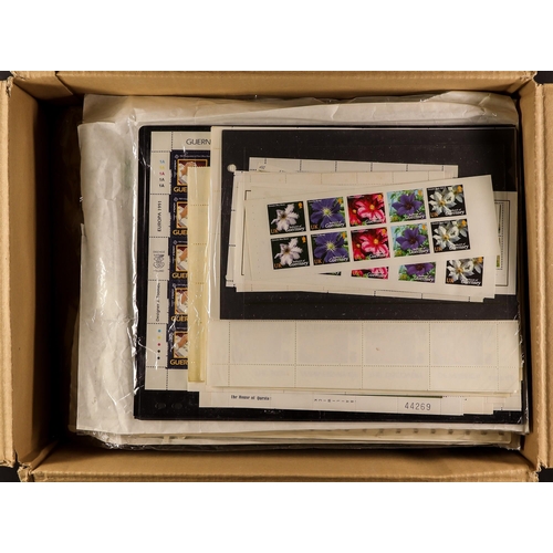 720 - GB.ISLANDS GUERNSEY to 2007 never hinged mint sets, miniature sheets and sheetlets, many booklets in... 