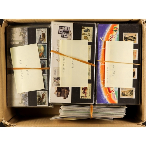 696 - GB.ELIZABETH II PRESENTATION PACKS 1988-2000 plus a few earlier, Fave value approx £320.