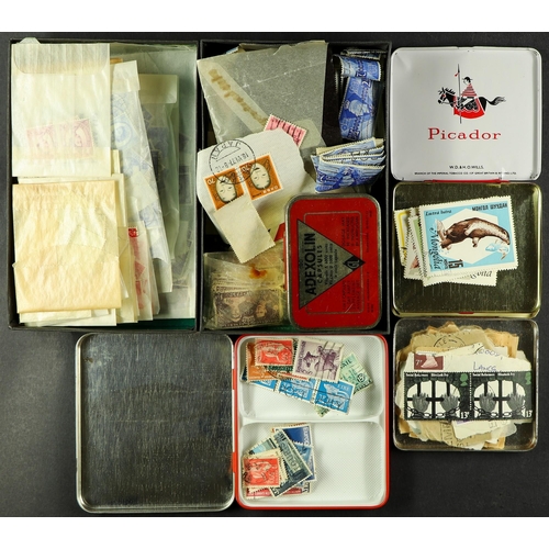 32 - COLLECTIONS & ACCUMULATIONS WORLD ACCUMULATION IN A BOX with various in albums incl. GB in a Windsor... 