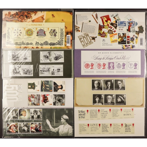 705 - GB.ELIZABETH II 1971-2020 COMMEMORATIVE PRESENTATION PACKS an apparently complete run, incl. miniatu... 