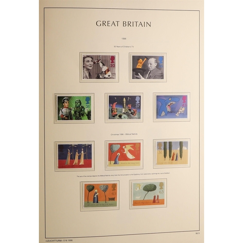 724 - GB.ELIZABETH II MINT COLLECTION IN 2 ALBUMS. Commemorative a definitives ranging from the 70s-90s. F... 