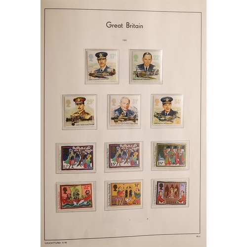 724 - GB.ELIZABETH II MINT COLLECTION IN 2 ALBUMS. Commemorative a definitives ranging from the 70s-90s. F... 