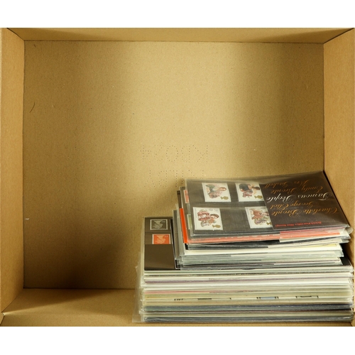 731 - GB.ELIZABETH II PRESENTATION PACKS 70s-80s in album and loose. Somewhat disordered. Very little dupl... 